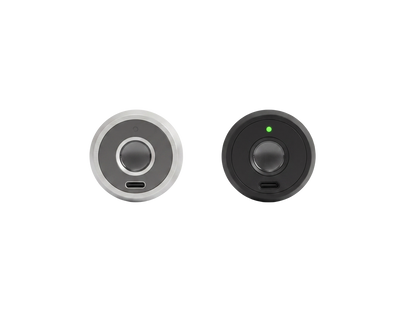 Serrure biométrique BORE LOCK vue de face en deux finitions, acier brossé et noir mat, avec capteur d'empreinte et port de charge USB-C