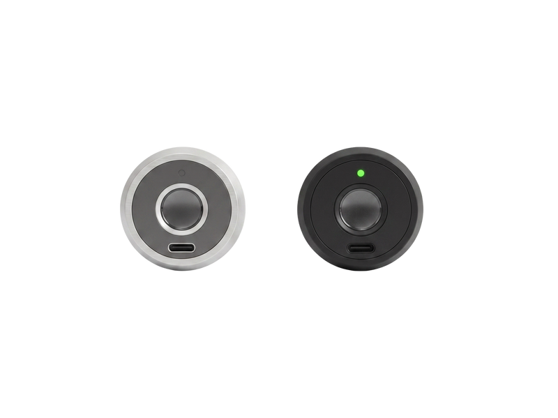Serrure biométrique BORE LOCK vue de face en deux finitions, acier brossé et noir mat, avec capteur d'empreinte et port de charge USB-C